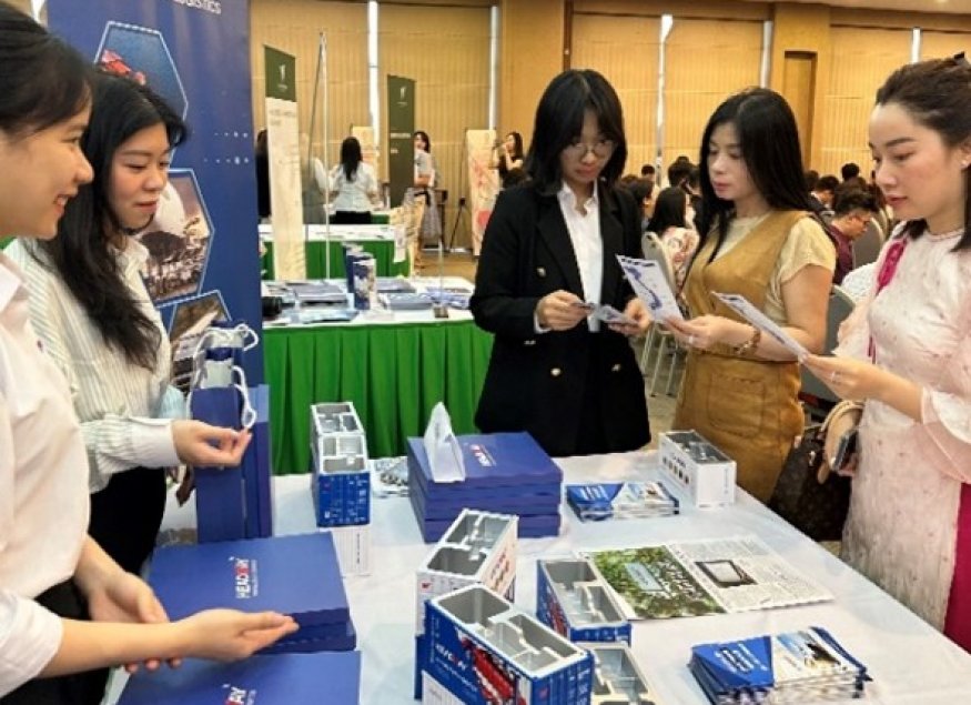 (Tandem Vietnam advises and answers questions about logistics services for customers at the event)