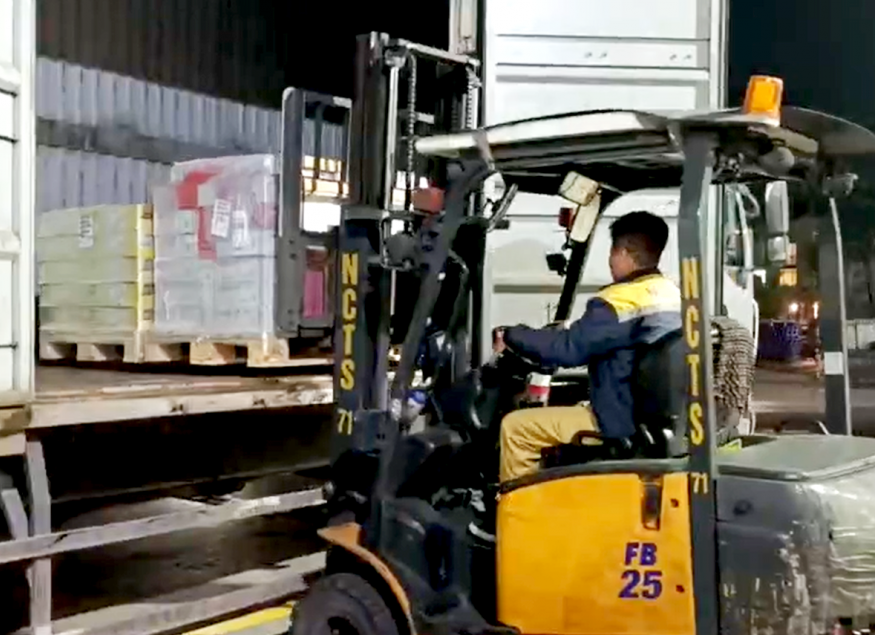 (Loading cargo onto container trucks for final delivery to the customer)