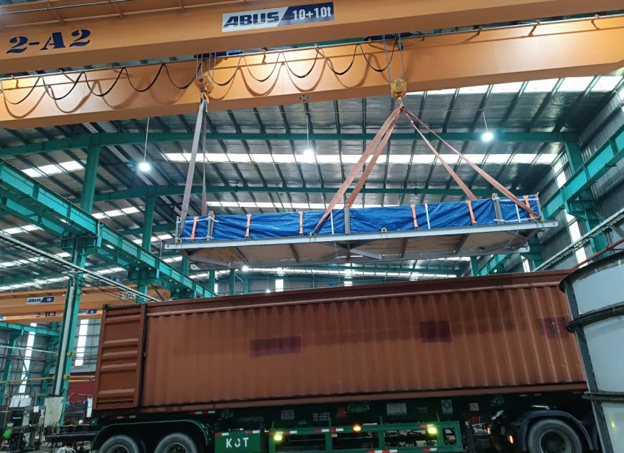(Top stuffing process: The crane is lifting the steel spacers and loading it into the 40OT container from above)