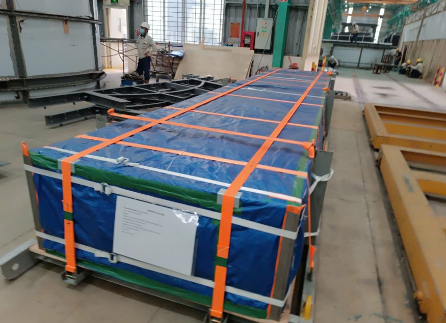 (Steel spacers covered with tarpaulin and securely strapped at the factory)