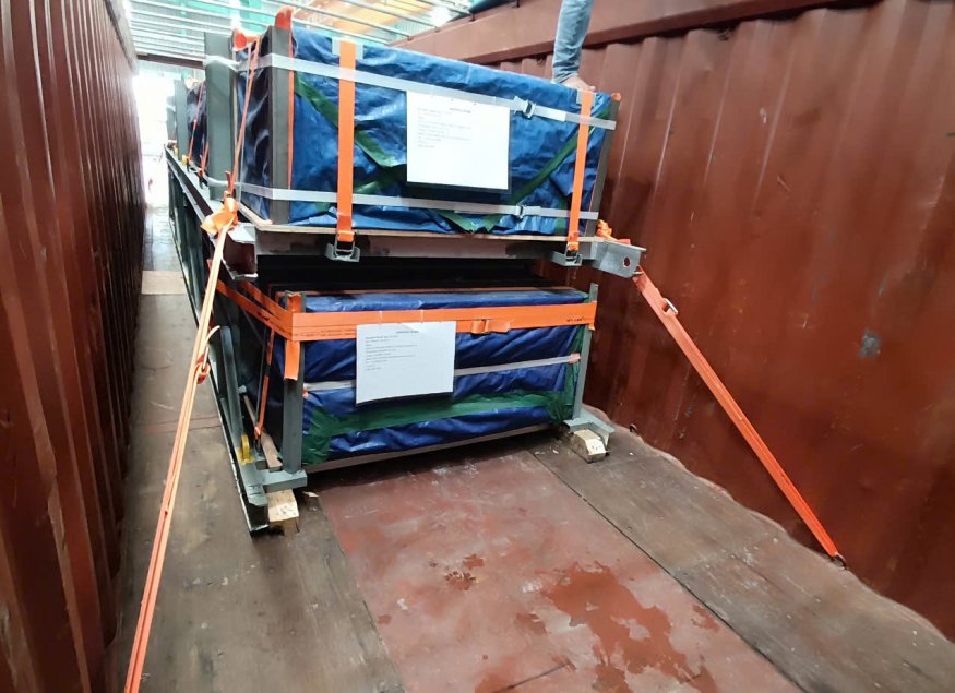 (Steel bales are lashed carefully with cloth straps and lined according to technical specifications)