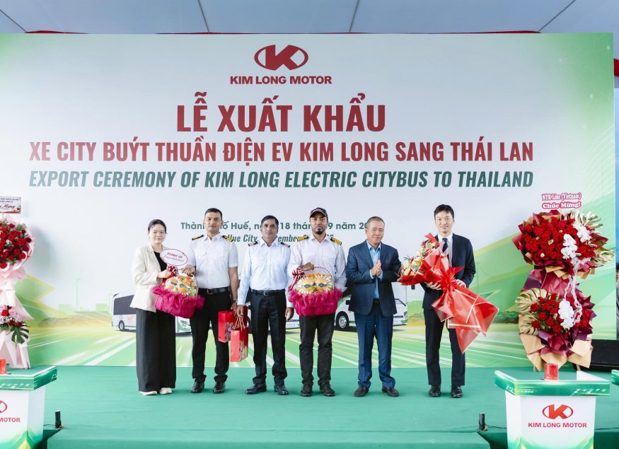 (Headway presents commemorative gifts to the vessel’s crew at the export ceremony for the EV city buses)