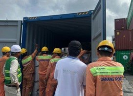 (Supervising the unloading process at Tien Sa port)