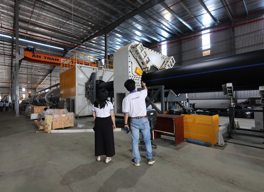 Tandem Vietnam conducts an on-site assessment of plastic pipe production lines to develop optimized transportation solutions for the project