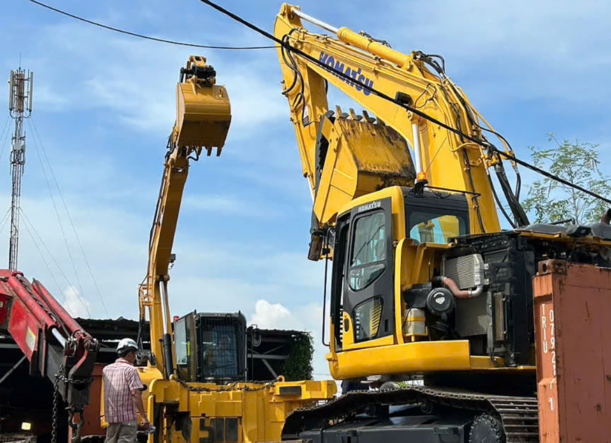 Tandem Vietnam checking and transporting oversized construction machinery to the US