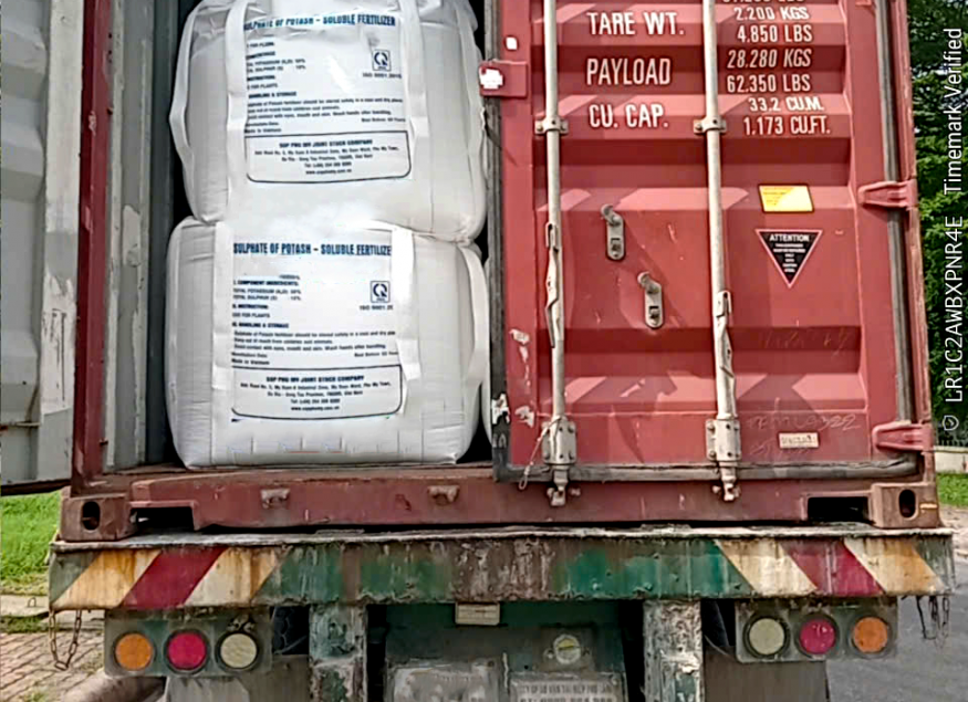 (Actual image of 20 feet container truck (20DC) loading fertilizer – in My Xuan, BRVT)
