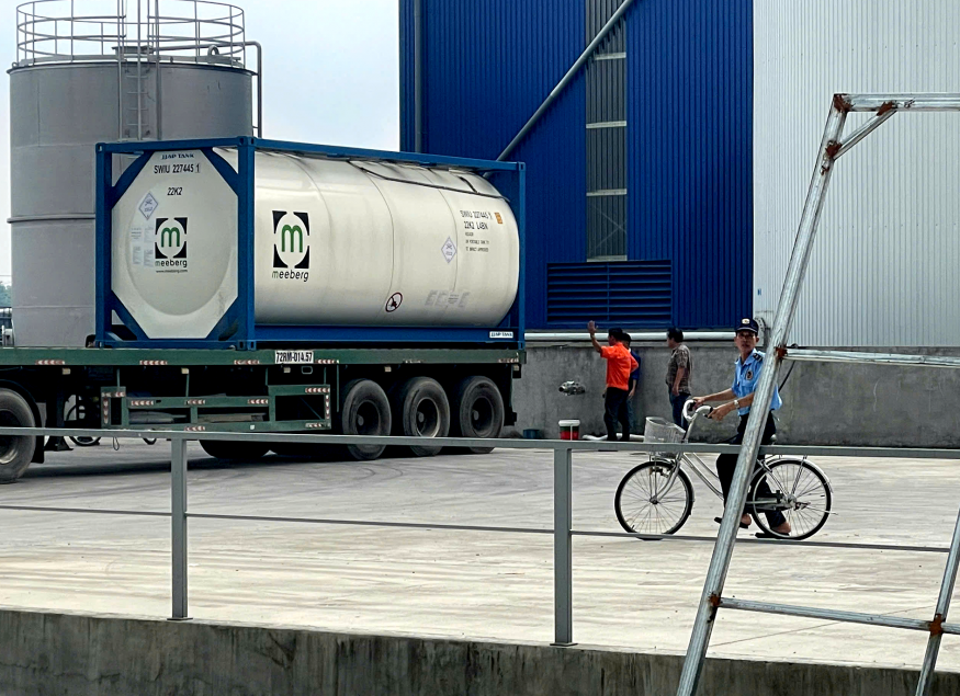 Tank containers are made of stainless steel with a specialized structure, suitable for transporting liquid chemicals
