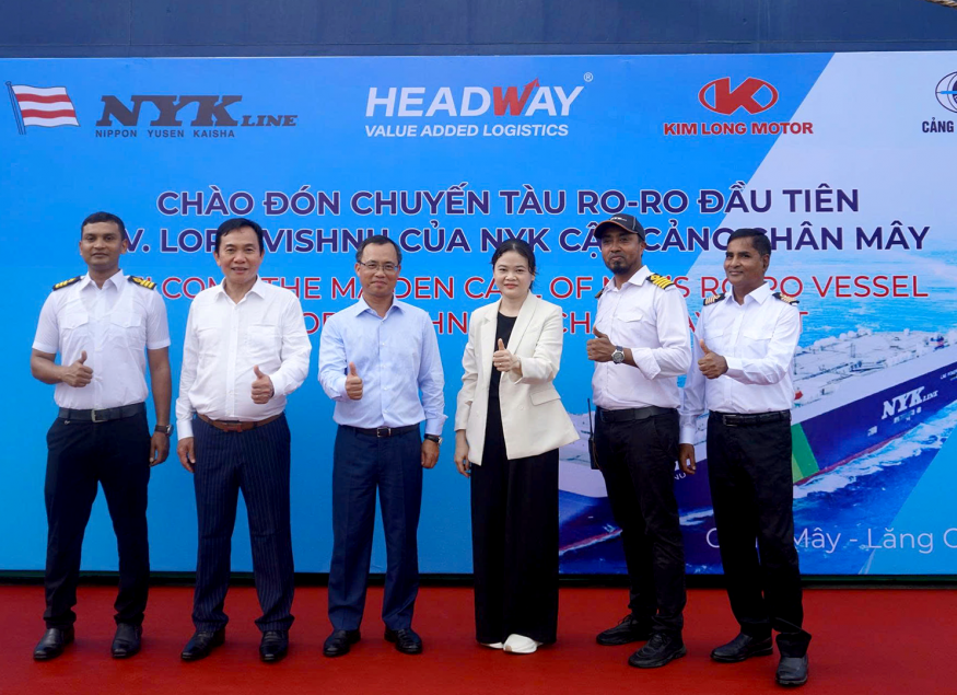 (Representatives of Headway Logistics posing for a commemorative photo with the crew of the RoRo vessel M/V Lord Vishnu)